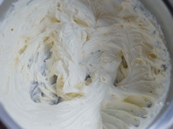 step3: 用電動打蛋器先打發芝士及細砂糖，打至軟身，成乳霜狀