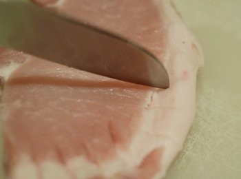 step2: 豬排洗淨，抹乾水份，帶筋部分用刀劃開。再用刀背或搥肉棒搥豬排（豬排不要太厚 ，不要超過1.5厘米會較好）