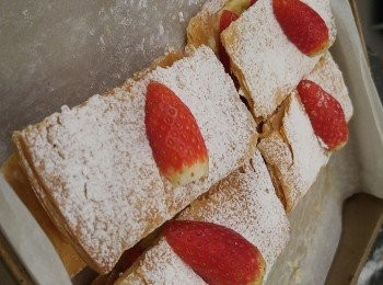 step7: 撒上糖霜即成。