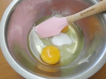 step1: 先將雞蛋和糖混和拌勻~
