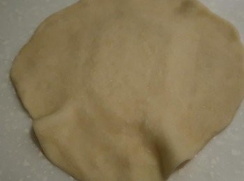 step6: 接著用手將麵皮最外圈稍微撐開，使麵皮周圍比較薄，中心比較厚，在包包子時更好操作。