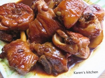 step4: 这鸡我没放水焖是因为鸡件本身会出水，所以这道鸡煮好时是少汁而浓厚的，如果喜吹多汁可加水焖煮。