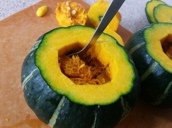 step2: 用鐵羹再刮去瓜囊