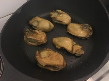 step6: 加入少許油，中火慢煎至金蠔兩邊金黃色, 每邊煎約2分鐘, 煎好後先上碟