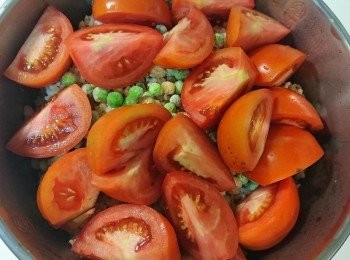 step3: 於步驟2的糙米上，舖上冷凍豌豆、冷凍熟黃豆、切塊牛蕃茄和鮪魚罐頭後，放入電鍋，外鍋放2杯水，蒸煮1小時。