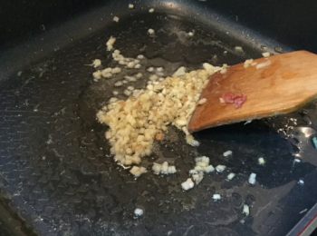 step3: 熱油鍋，爆香蒜末和薑末。