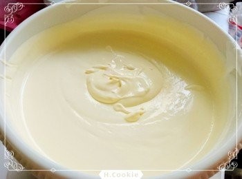 step2: 將鮮奶油+椰奶混合打發後，再將芒果泥混入，備用