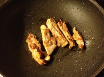 step2: 切件後下油大火煎至兩邊金黃, 盛起上碟