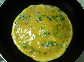 step6: 待麵糊整面都已凝固時，就可舖上步驟5的蛋液（餅皮不用翻面）。