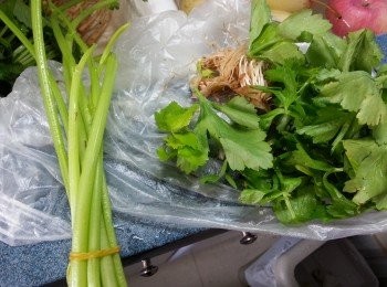 step2: 中國芹菜去掉菜葉不要,和蒜菜洗淨切段