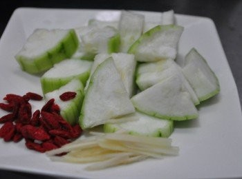 step1: 備料:絲瓜隨個人喜好切形狀、枸杞稍為泡水軟化、嫩薑切細絲