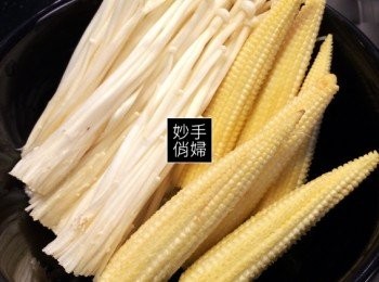 step4: 玉米筍洗淨,金針菇要把底部髒髒的地方切除