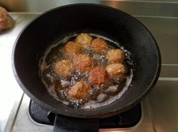step3: 肉丸下鍋，以小火炸至熟後撈起瀝乾油。
