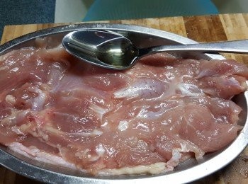 step4: 再用煮食油少許將<a href="https://bit.ly/2ZxapeY" target="_blank" data-keyword="雞扒" class="guide-link"><strong>雞扒</strong></a> <span style="display:inline-block;vertical-align:middle;margin-top:-3px;color:initial;border-radius:3px;padding:2px 3px;font-size:12px;line-height:14px;background:#87d300;color:#fff;">即買</span> 醃15分鐘以上