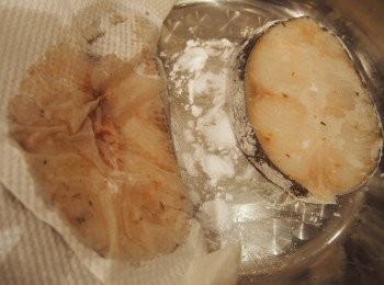 step5: 用廚房紙吸乾銀鱈魚水份，兩面印少許生粉