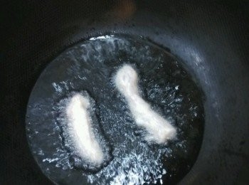 step4: 鍋裏熱油，七成熱時加入雞柳，要壹條條放，避免粘連在壹起，炸至金黃後撈出瀝乾備用。