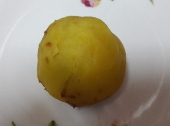 step3: ,用手揉成圓球狀,在放入模型中壓模~輕輕叩出 放入烤箱上下火150度20分鐘~取出放涼即可食用