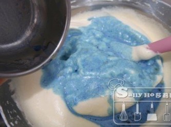 step4: 藍花水和牛油坐熱水，然後攪拌至乳化，均匀倒入面糊中，切拌均匀。