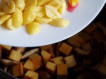 step4: 再加入銀杏炒一會。