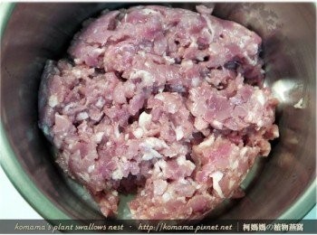 step6: 取一鍋具，先放入豬絞肉。