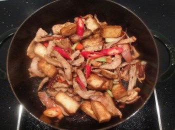 step8: 再加入煎至焦香的豆干稍加拌炒,加入所有<span class="group_2">調味料</span>(鹽除外),用中大火快炒出香氣。