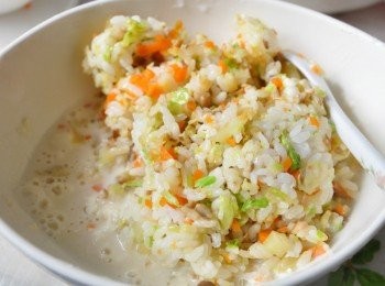 step8: 加入麵粉水(塑型好米球時會有粘性就不易散開)，用湯匙均勻拌攪