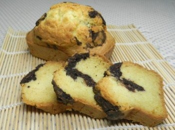 step9: 蛋白的狀態一定要濕性發泡，就是拿起攪拌棒，蛋白會呈現彎曲，但不會流下，蛋白蛋黃要先分開後，再分別處理，用竹籤插入蛋糕體中，如不沾黏就是烤好了