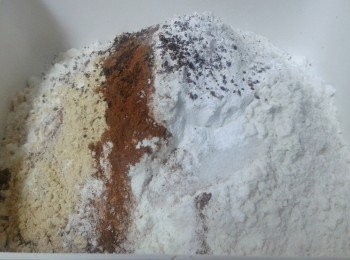 step3: 篩入麵粉，鹽，薑粉，肉桂粉及丁香粉拌勻