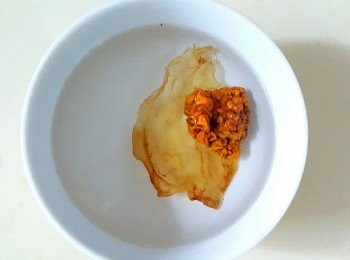 step1: 白花膠及黃耳隔一至兩晚浸泡。花膠一般隔一晚，黃耳視乎大小，一般浸兩晚水比較穩妥。浸黃耳要換水才發得更大更靚