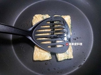 step12: 以鍋鏟輕壓豆皮上頭，使豆皮捲更密合。