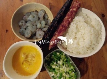 step1: 蝦仁去腸泥抓醃少許胡椒備用.青蔥切段備用.雞蛋打散備用