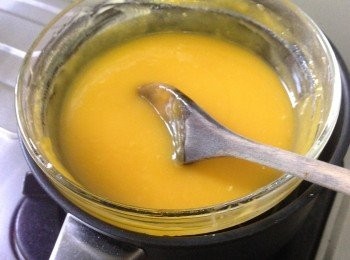 step2: 將檸檬皮刨出黃色表皮削出來後切開檸檬榨汁拌入蛋液內並開小火慢煮，須要用木匙不時攪拌住