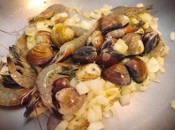 step2: *蛤蠣洗淨吐沙~洋蔥切末，大蒜切片。 *煮一鍋水，灑一點鹽巴，以及1大匙橄欖油~水滾放入義大利麵煮至八九分熟~ *冷鍋冷油入初榨橄欖油，開小火炒蒜片以及洋蔥至半熟透~