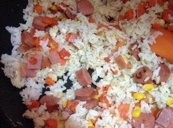 step4: 加入預先炒好的材料到鑊中兜均。　