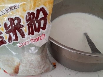 step1: 先將500CC的鮮奶與玉米粉放入容器中拌勻~直到無粉狀