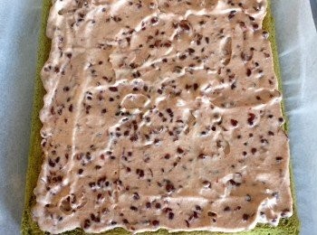 step9: 在表面塗上紅豆茸忌廉，尾部預留1cm的空間，以免太多擠了出來。