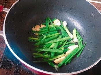 step7: 加入香蔥爆香