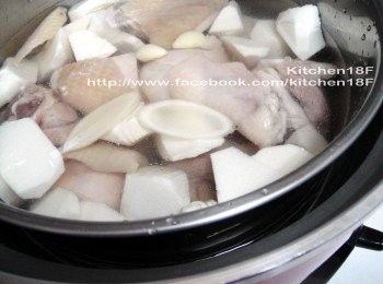 step3: 取一電鍋，(內鍋)放進所有<span class="group_1">食材</span>，<span class="group_2">調味料</span>除外。(外鍋)倒進 量米杯2杯的水量，按下開關，燉煮約45分鐘。燉煮期間「絕對不可以」掀蓋，掀蓋就前功盡棄了。完成後，略加<span class="group_2">調味料</span>即可。