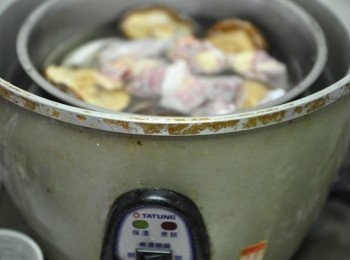 step10: 在將內鍋放置於電鍋中，外鍋約6分滿水位燉煮，按下電源即可先做其他料理囉!