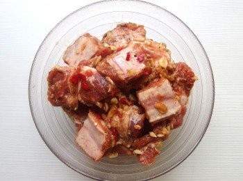 step2: 將蒜頭,辣椒,薑末,胡椒粉,五香粉及醬油,糖和米酒,芝麻香油都加入排骨裡,抓醃入味。放冰箱冷藏至少約30分鐘。(可多醃製幾小時會更入味)