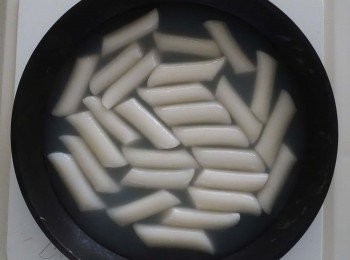 step2: 鍋內加水(250ml)和年糕, 煮到年糕變軟為止.