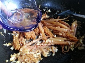 step6: 加入3湯匙水用中火煮滾 , 蓋上蓋用中火煮3分鐘