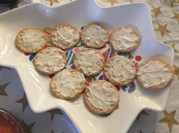 step1: 將每塊餅乾都擦上一層Cream cheese，排好係碟/盤上