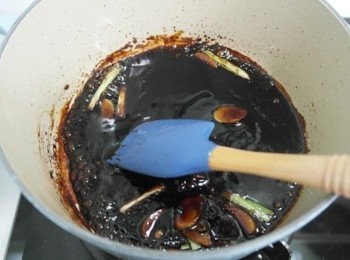 step4: 倒入醬油及冰糖~~撒上五香粉!!