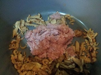 step3: 加入冬菇絲炒一會，再加入豬肉碎炒香。