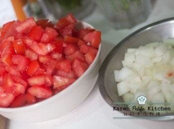 step1: 番茄洗淨，去蒂，切成小丁，備用。
蒜頭切成蒜蓉，洋蔥切成小丁，備用。