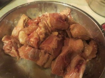 step1: 鸡块加入调味料腌过夜。