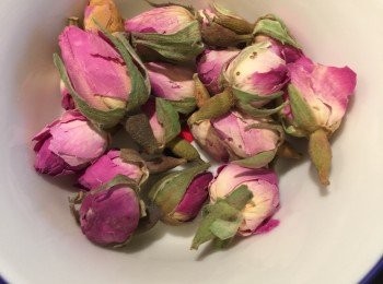 step4: 打開蓋將玫瑰花乾加入