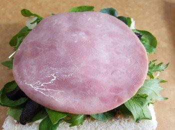 step4: 放上火腿片。