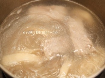 step3: 湯煮滾後轉成最小火、蓋上鍋蓋，繼續燉煮約45分鐘。